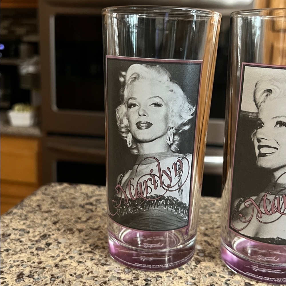 Marilyn Monroe Collectible Glass Set - Picture 2 of 6